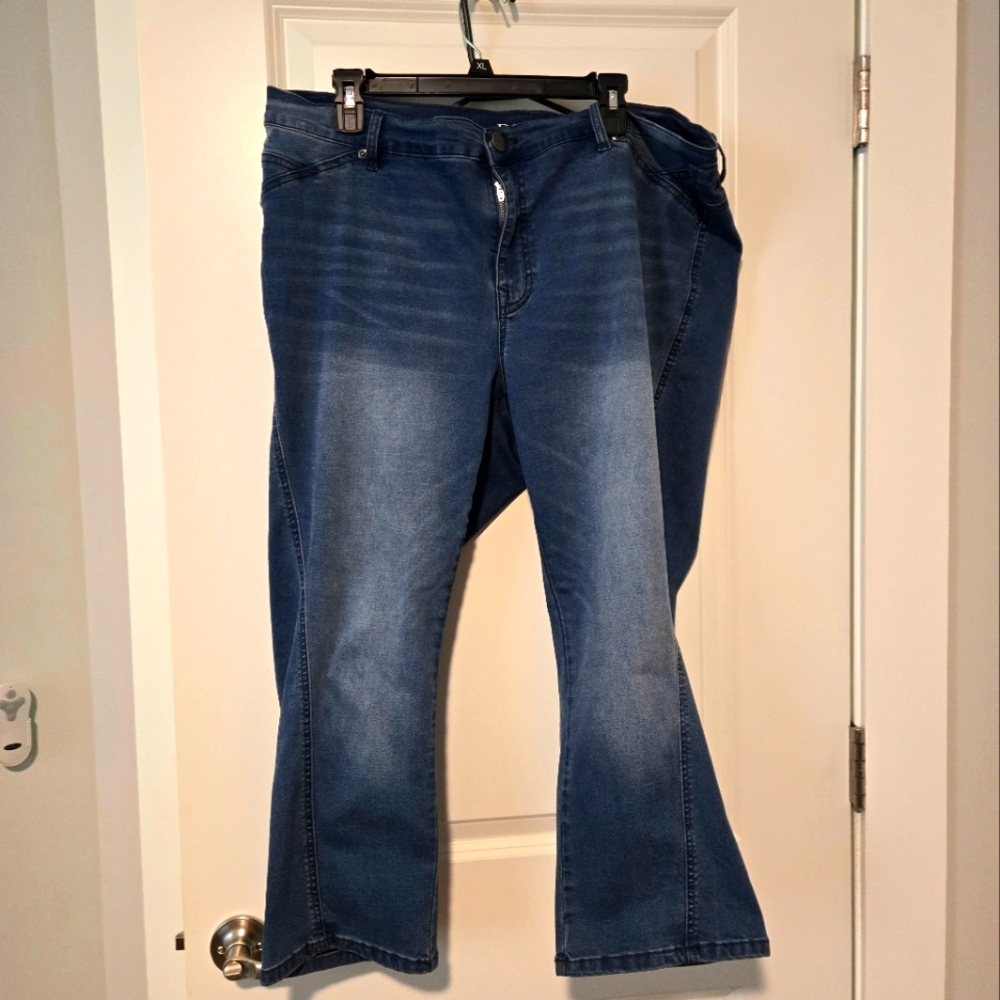 DG2 by Diane Gilman Virtual Stretch Crop jeans. Excellent Pre-owned Condition